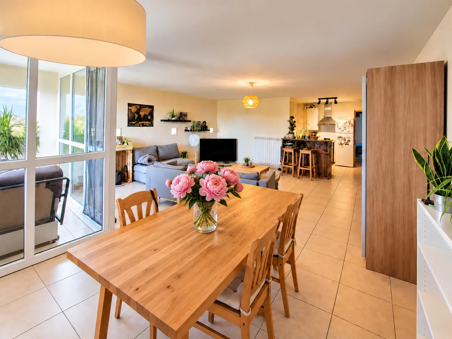 Séjour et salle à manger lumineux avec accès à la terrasse, appartement T3 à Cadenet