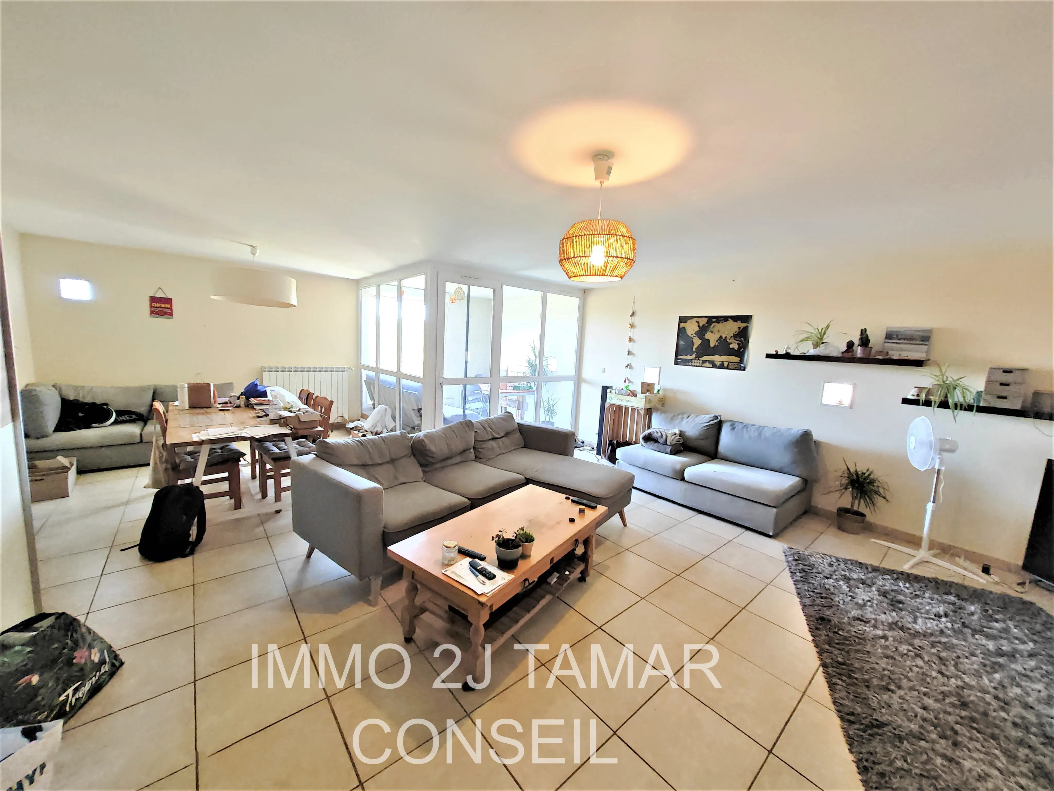 Séjour lumineux de l'appartement de Cadenet