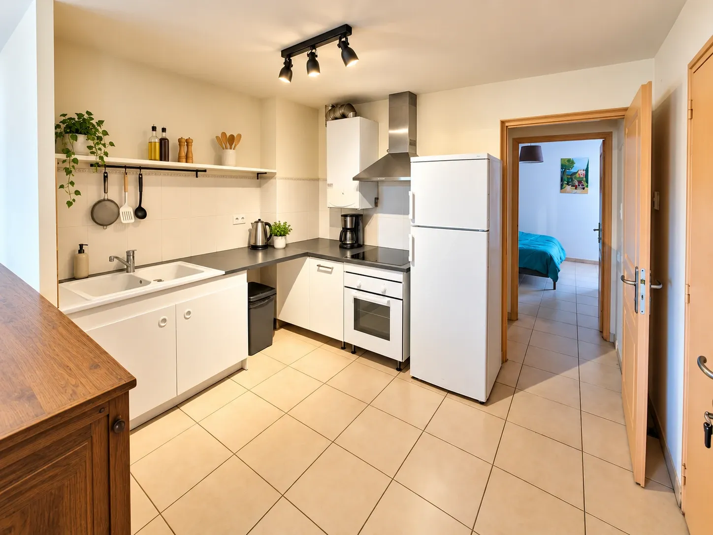 Cuisine équipée ouverte sur le couloir des chambres