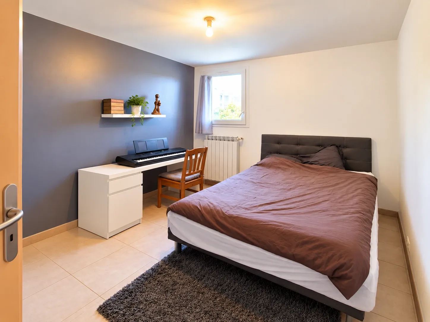 Chambre avec coin bureau et piano numérique