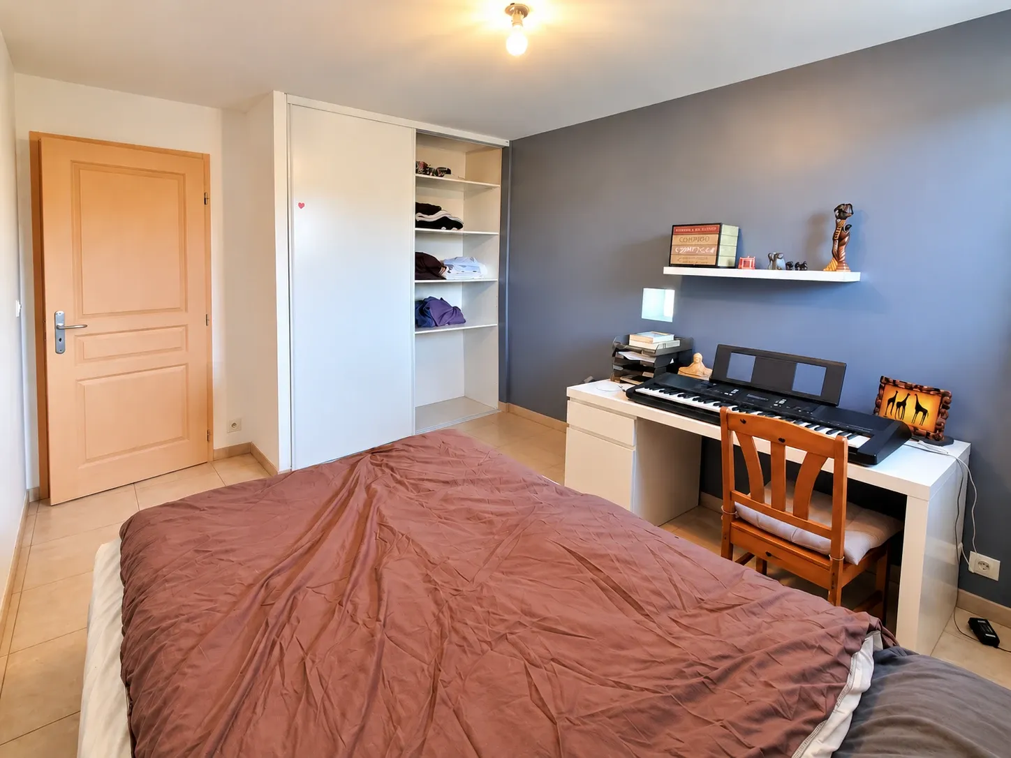 Chambre avec coin bureau, autre vue avec penderie