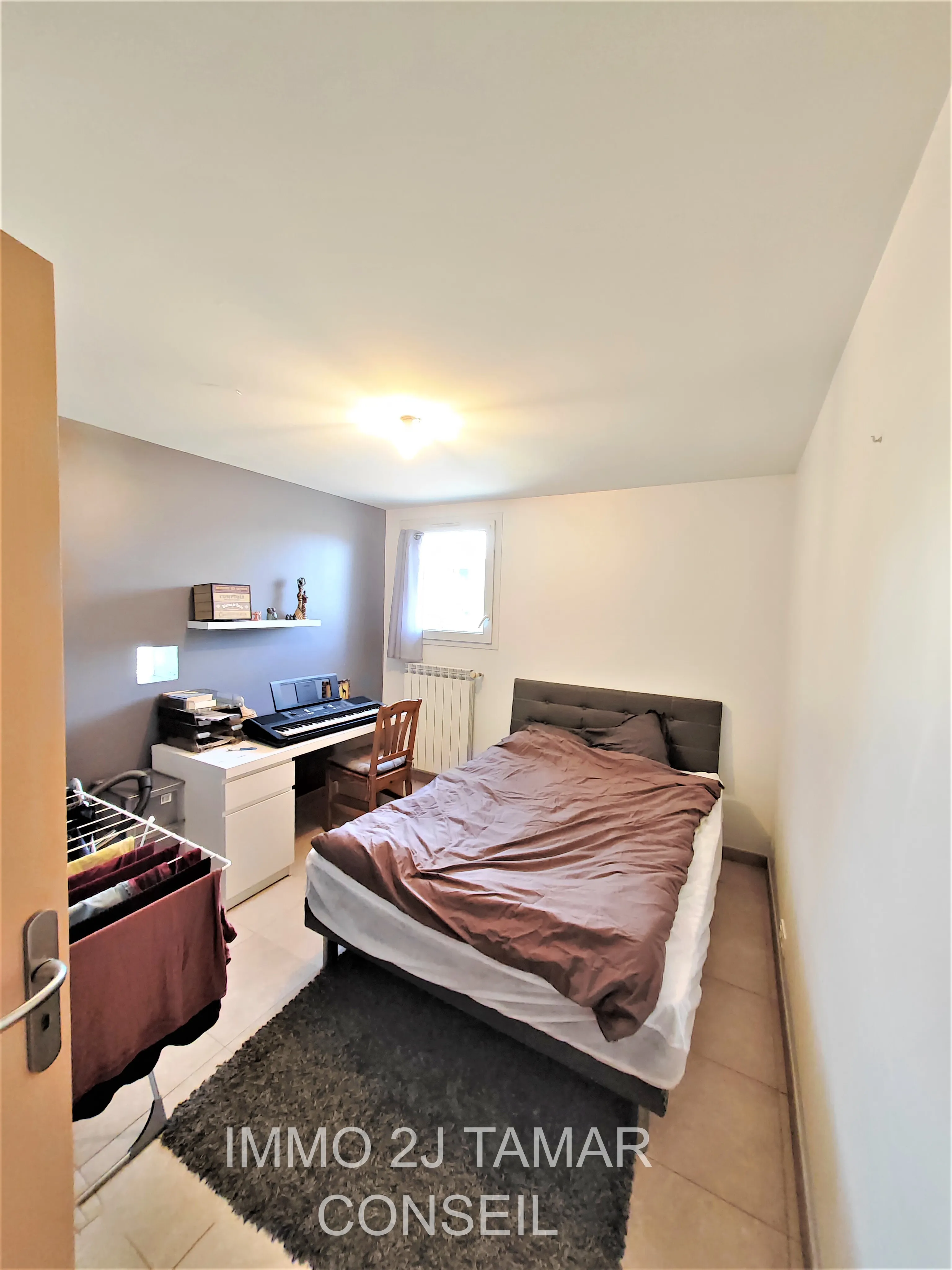 Chambre avec bureau