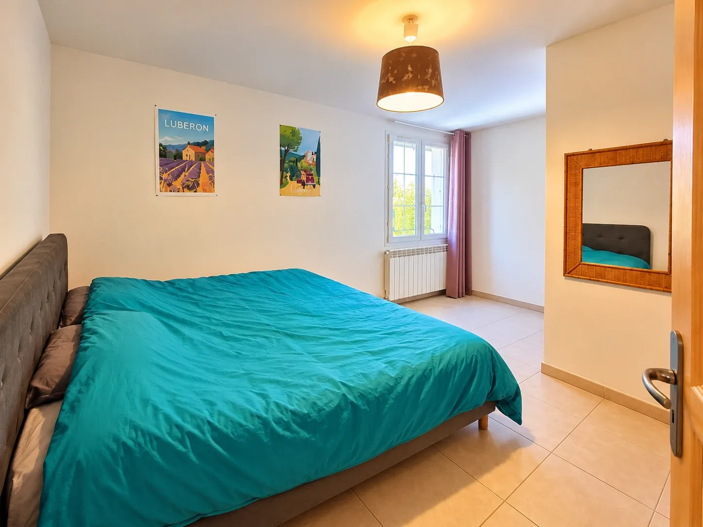 Seconde chambre avec literie turquoise et décoration Luberon
