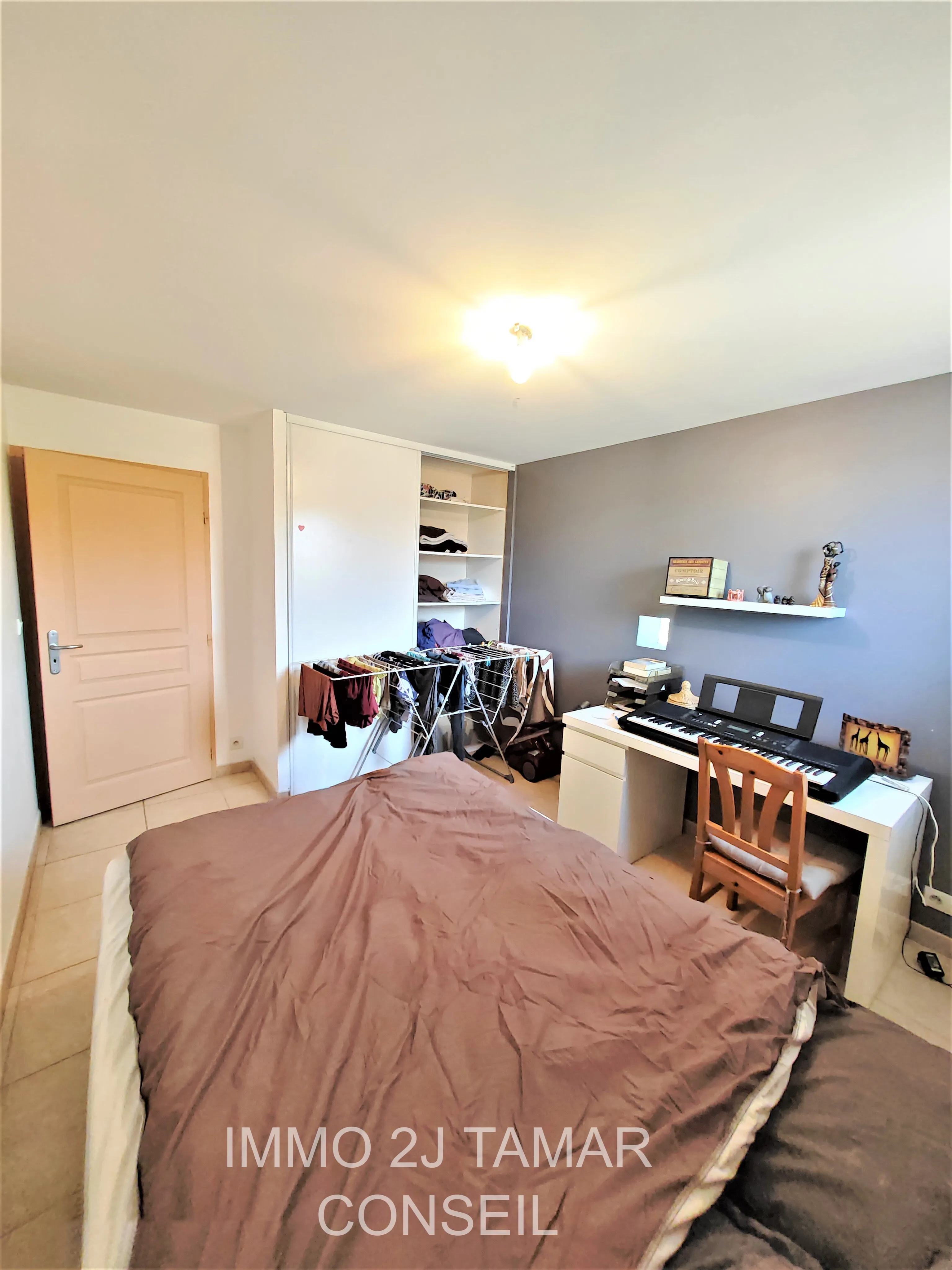Chambre avec bureau, autre vue