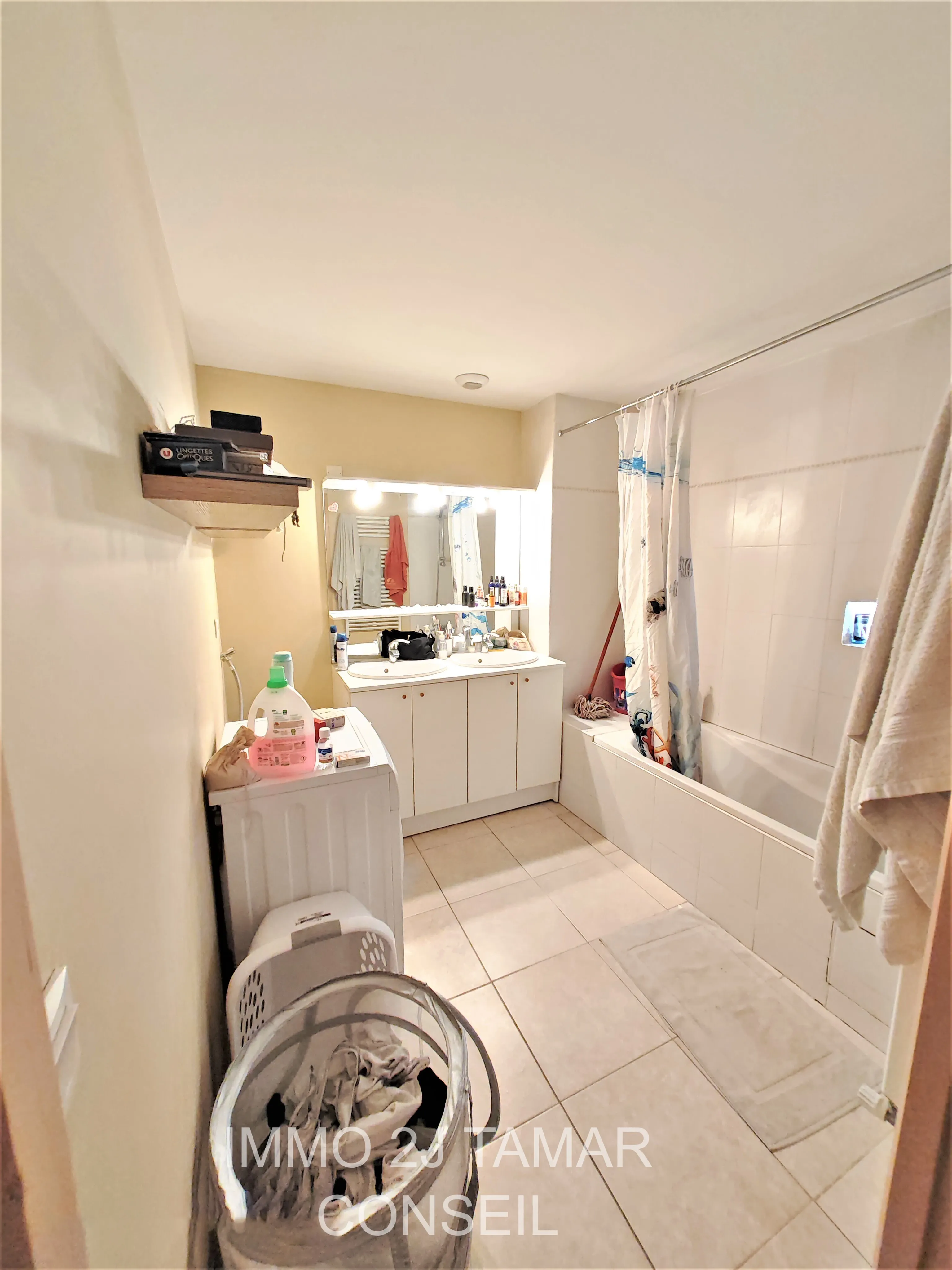 Salle de bain avec baignoire